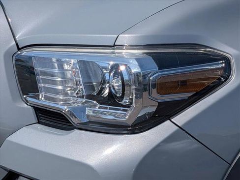 Used 2018 Toyota Tacoma TRD Off-Road image 9