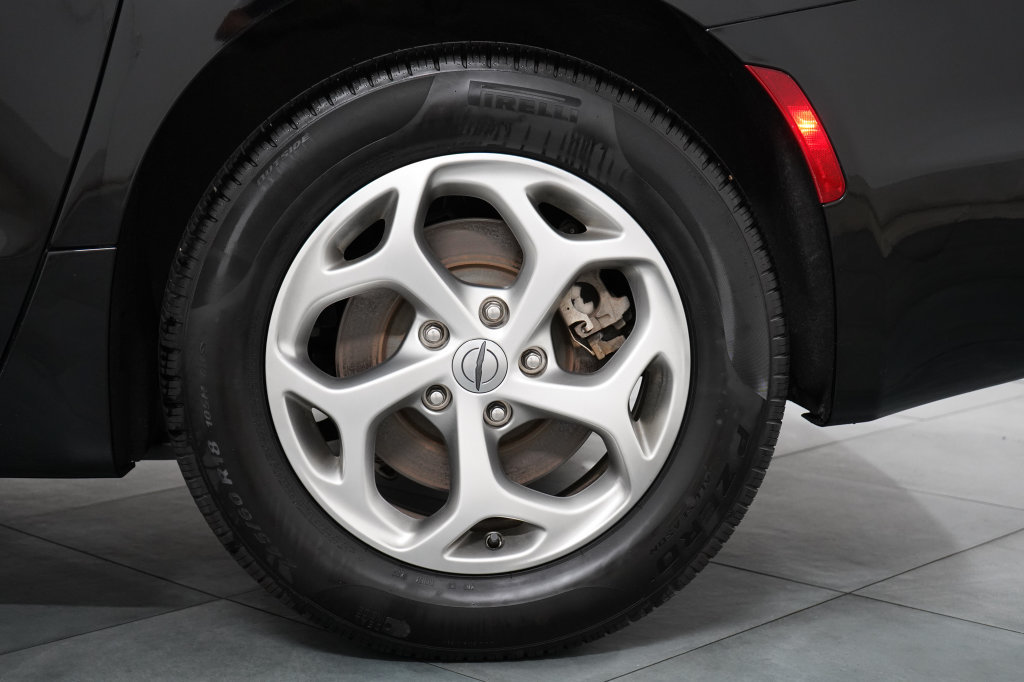 Certified 2024 Chrysler Pacifica Limited AWD/4WD image 34