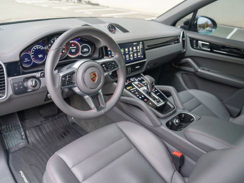 Used 2023 Porsche Cayenne image 4