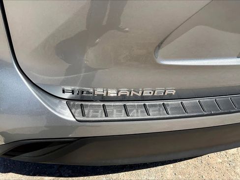 Used 2025 Toyota Highlander XLE image 31