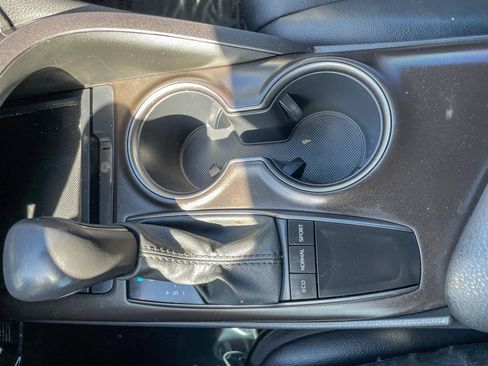 Used 2022 Toyota Camry SE FWD image 19