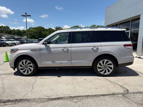 Used 2024 Lincoln Navigator Premiere AWD/4WD image 4