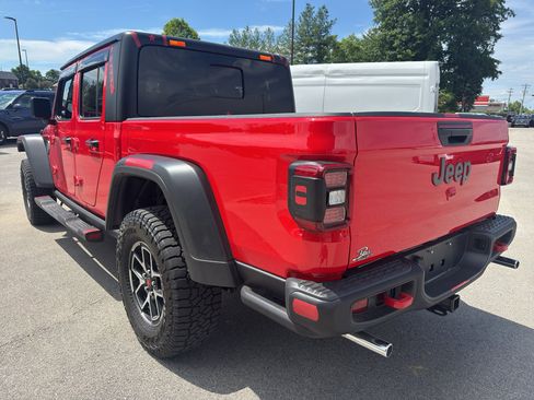 Used 2025 Jeep Gladiator Rubicon AWD/4WD image 5