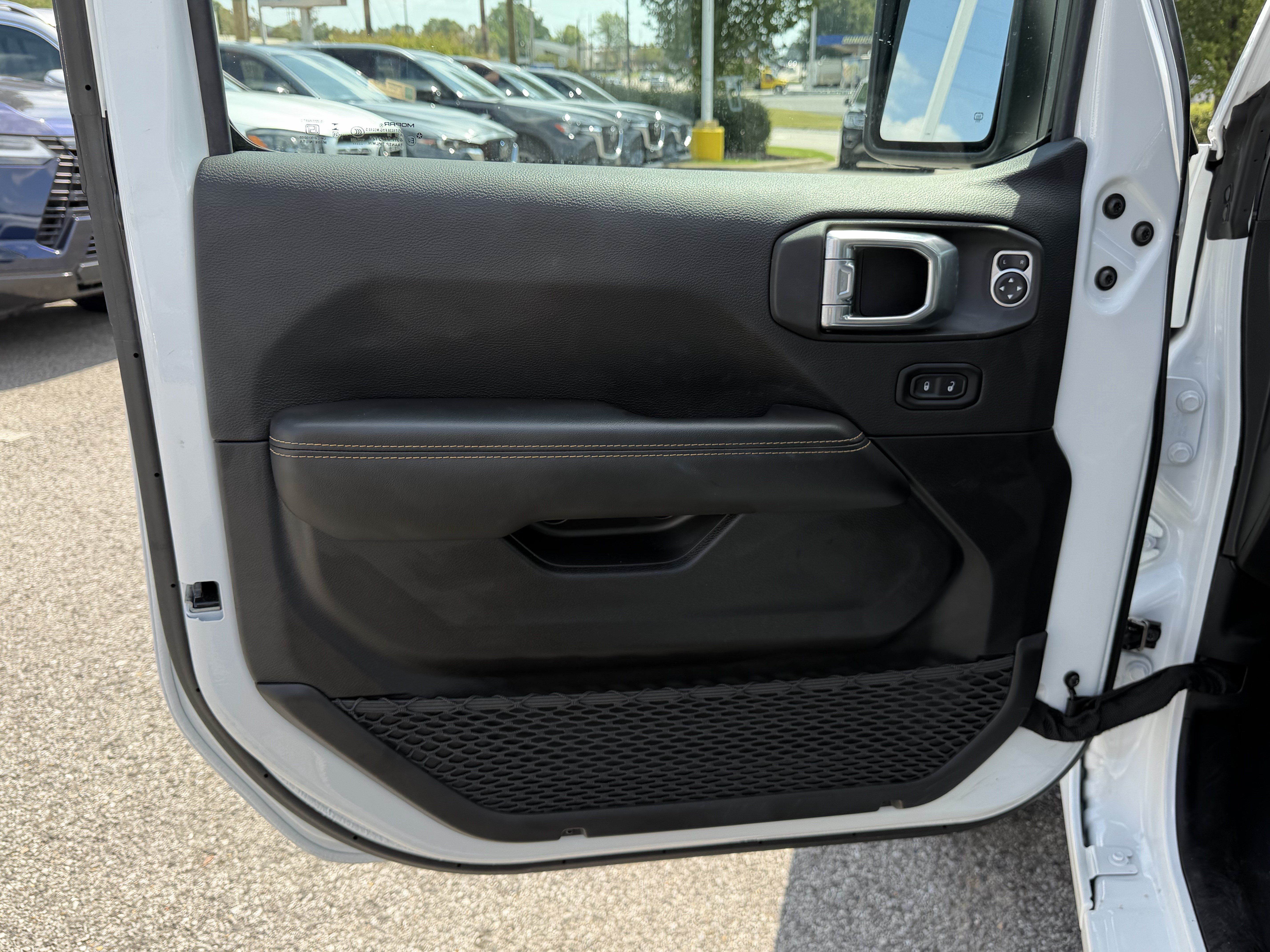 Used 2026 Jeep Wrangler Unlimited Sahara AWD/4WD image 14