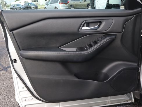Used 2025 Nissan Rogue SV FWD image 13