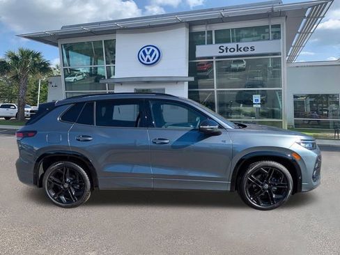 New 2026 Volkswagen Tiguan SE R-Line FWD image 3