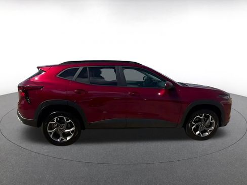 Used 2025 Chevrolet Trax LT w/ LT Convenience Package FWD image 16