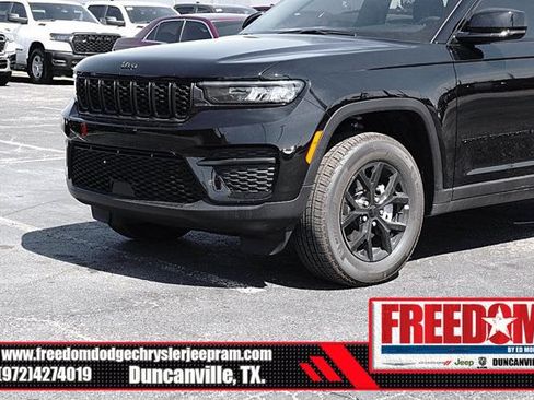 Used 2025 Jeep Grand Cherokee Altitude AWD/4WD image 38