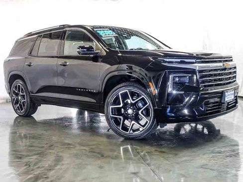 Used 2025 Chevrolet Traverse High Country FWD image 2