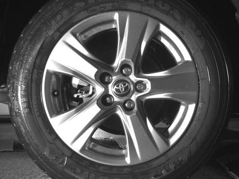 Used 2022 Toyota RAV4 XLE w/ Convenience Package FWD image 12