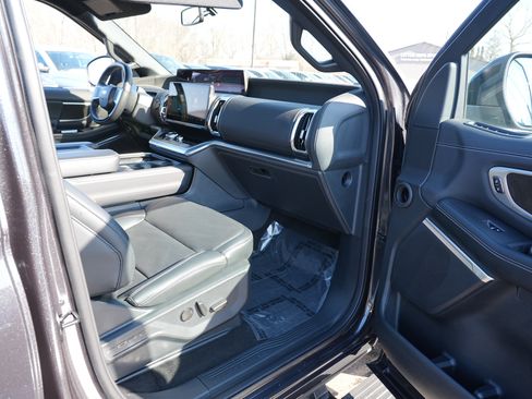 Used 2025 Ford Expedition Max Platinum w/ Stealth Appearance Package image 33