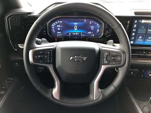 Used 2025 Chevrolet Silverado 1500 LT Trail Boss w/ Convenience Package II AWD/4WD image 15