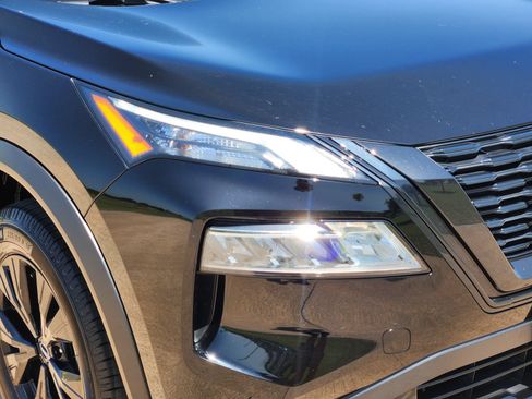 Used 2023 Nissan Rogue SV w/ SV Premium B Package FWD image 11