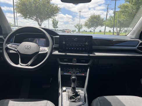 Certified 2025 Volkswagen Taos SE FWD image 25