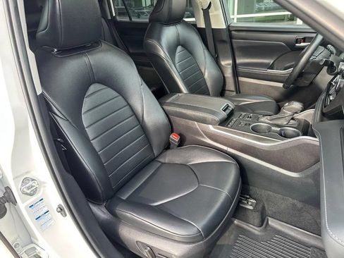 Used 2022 Toyota Highlander XLE AWD/4WD image 11