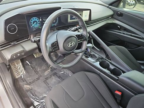 Certified 2025 Hyundai Elantra SEL image 10