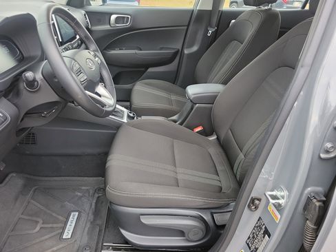 Used 2023 Hyundai Venue SEL image 13