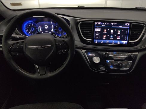 Used 2023 Chrysler Pacifica Touring FWD image 22