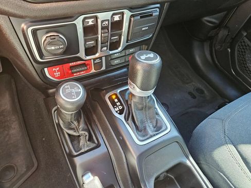 Used 2024 Jeep Wrangler Unlimited AWD/4WD image 25