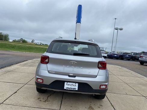 Used 2025 Hyundai Venue SEL FWD image 10