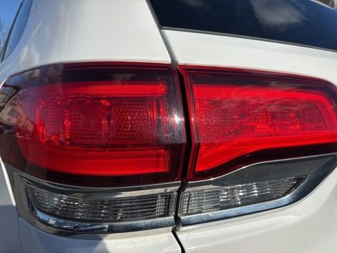 Used 2022 Jeep Grand Cherokee Limited image 36