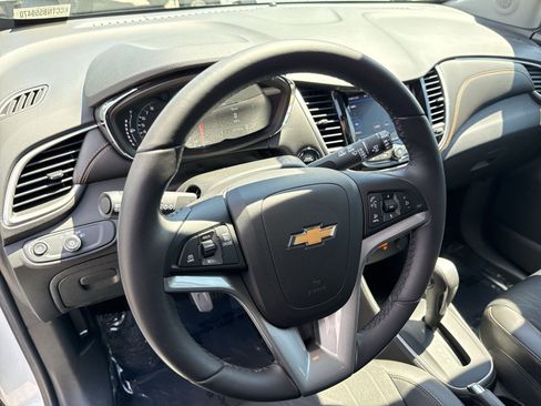 Used 2022 Chevrolet Trax LT w/ LT Convenience Package AWD/4WD image 16