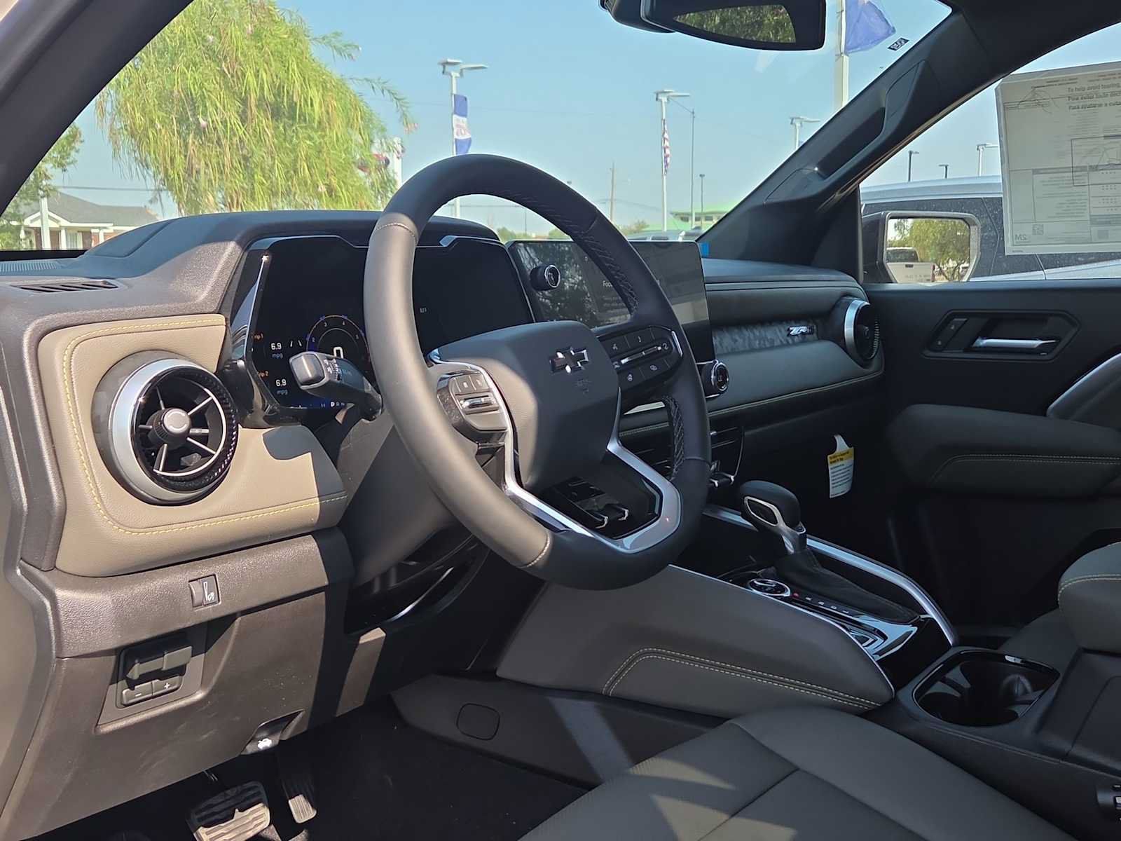 Used 2026 Chevrolet Colorado ZR2 w/ Midnight Edition AWD/4WD image 10