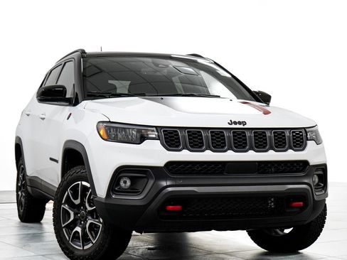 Used 2025 Jeep Compass Trailhawk w/ Sun & Sound Group AWD/4WD image 3