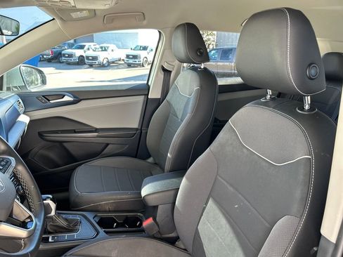 Used 2024 Volkswagen Taos SE image 9