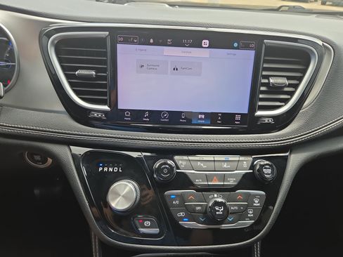 Used 2021 Chrysler Pacifica Limited w/ Uconnect Theater Family Group FWD image 15