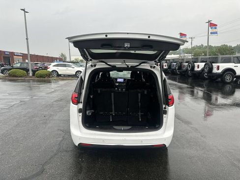 Used 2025 Chrysler Pacifica Select FWD image 20