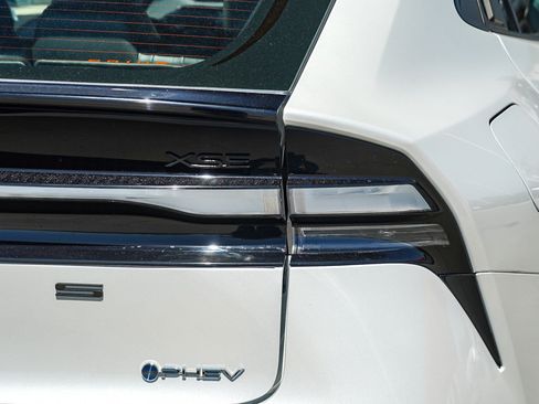 Used 2025 Toyota Prius Plug-In Hybrid FWD image 8