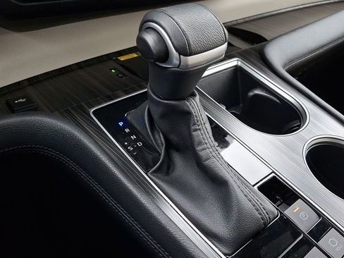 Used 2023 Toyota Sienna Limited image 19