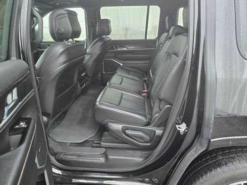 Used 2023 Jeep Wagoneer Base w/ Premium Group I image 8