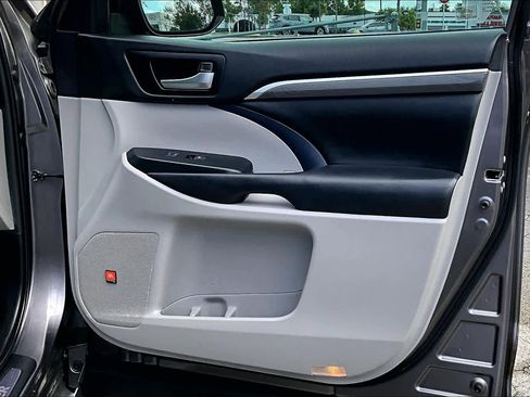 Used 2019 Toyota Highlander Limited Platinum image 26