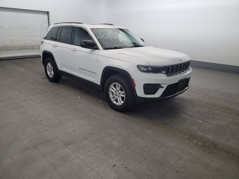 Used 2023 Jeep Grand Cherokee Laredo AWD/4WD image 13