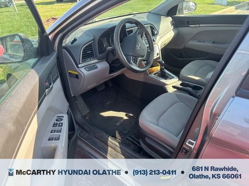 Used 2017 Hyundai Elantra SE image 5