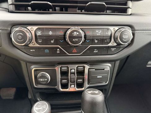 Used 2024 Jeep Wrangler Unlimited Sahara AWD/4WD image 32