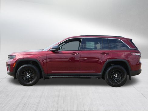 Used 2025 Jeep Grand Cherokee Laredo w/ Luxury Tech Group I AWD/4WD image 4
