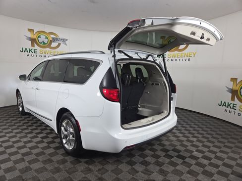 Used 2018 Chrysler Pacifica Limited image 33