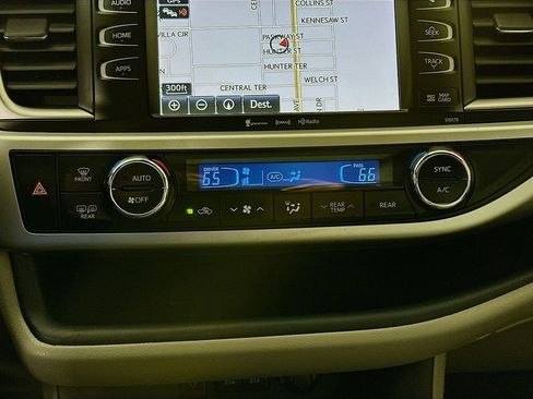 Used 2017 Toyota Highlander XLE AWD/4WD image 19