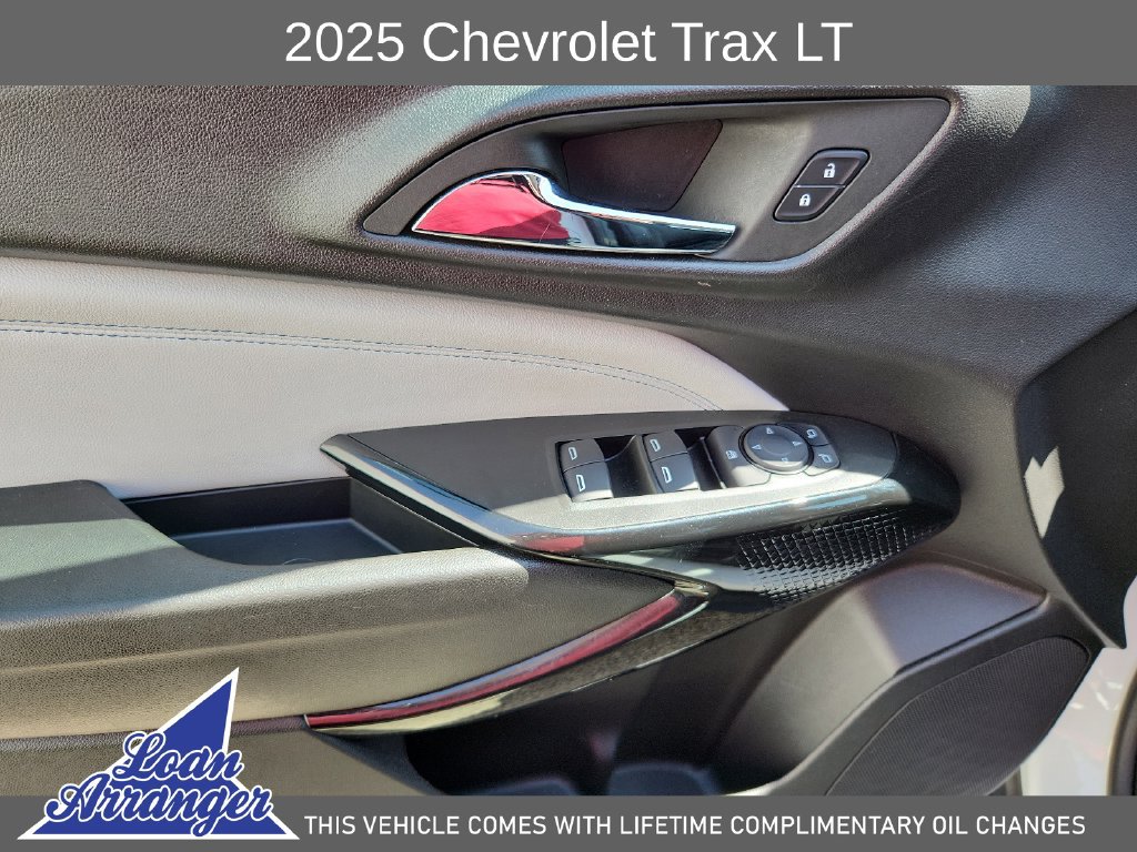 Used 2025 Chevrolet Trax LT FWD image 21