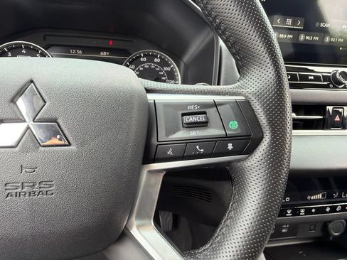Used 2025 Mitsubishi Outlander SE AWD/4WD image 17