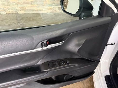 Used 2023 Toyota Camry SE image 11
