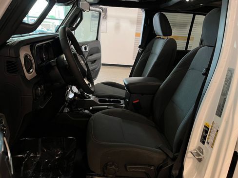 Used 2025 Jeep Wrangler Unlimited Sahara AWD/4WD image 27