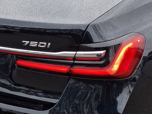 Used 2022 BMW 750i xDrive w/ M Sport Package image 12