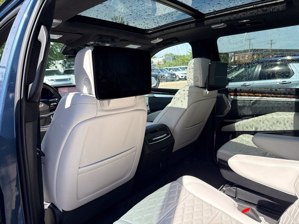 Used 2026 Cadillac Escalade ESV Platinum Sport w/ LPO, ONYX Package AWD/4WD image 15