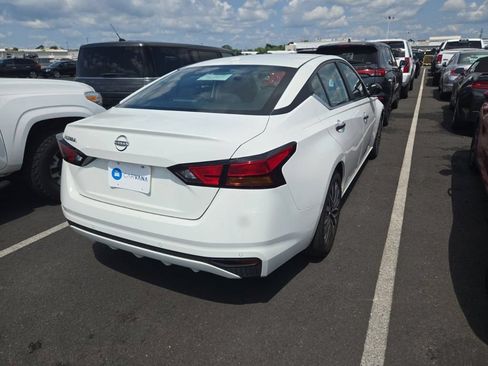 Used 2025 Nissan Altima 2.5 SV FWD image 2