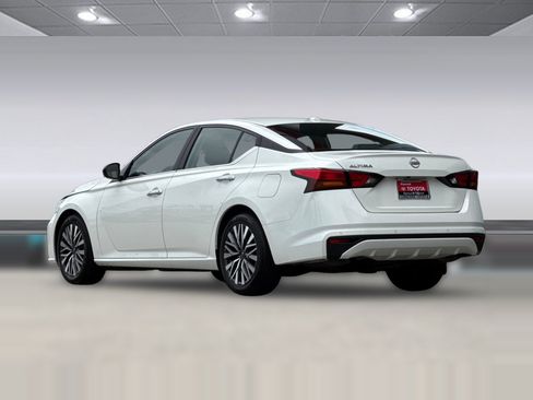 Used 2025 Nissan Altima 2.5 SV FWD image 3