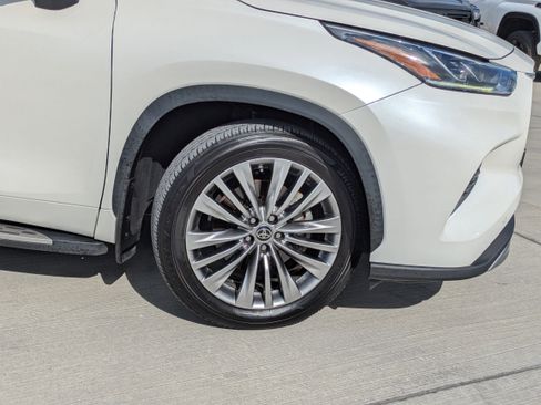 Certified 2021 Toyota Highlander Platinum image 9
